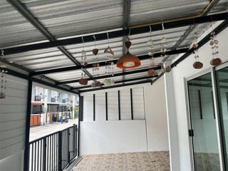Casa adosada en alquiler y en venta de 3 habitaciones en Si Racha, Chonburi