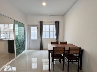 Casa adosada en alquiler de 3 habitaciones en Si Racha, Chonburi