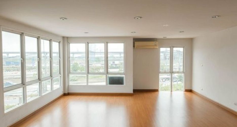 Аренда и продажа 2 спальни таунхаус в Лат Крабанг, Бангкок
