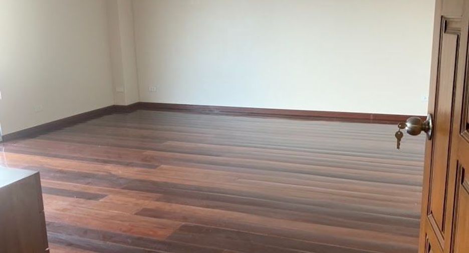 For rent 10 bedrooms retail Space in Huai Khwang, Bangkok
