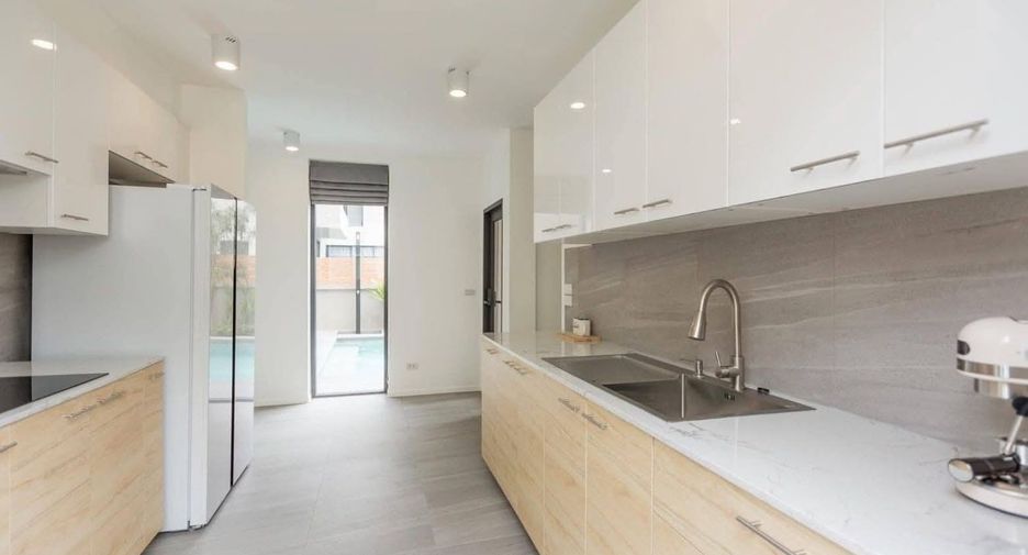 For rent 4 bedrooms villa in Mueang Chiang Mai, Chiang Mai
