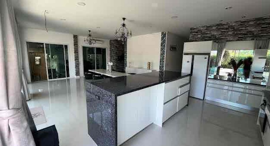 À louer 4 chambres villa à Bang Lamung, Chonburi