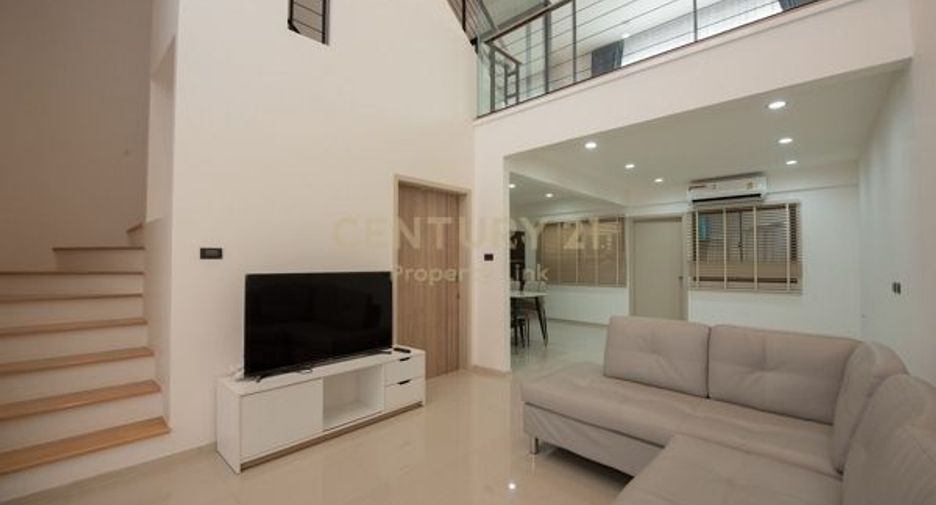 Casa adosada en alquiler de 3 habitaciones en Suan Luang, Bangkok