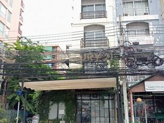For rent and for sale 4 bedrooms retail Space in Huai Khwang, Bangkok