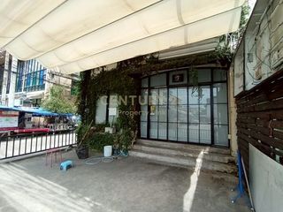 For rent and for sale 4 bedrooms retail Space in Huai Khwang, Bangkok