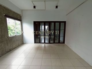 For rent and for sale 4 bedrooms retail Space in Huai Khwang, Bangkok