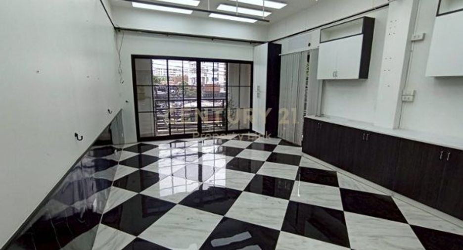 For rent and for sale 4 bedrooms retail Space in Huai Khwang, Bangkok