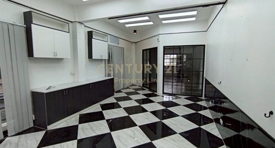 For rent and for sale 4 bedrooms retail Space in Huai Khwang, Bangkok