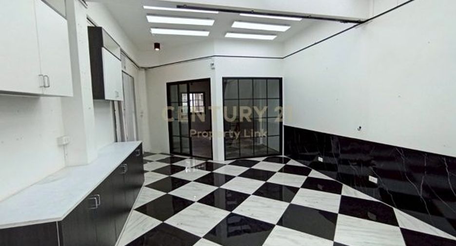 For rent and for sale 4 bedrooms retail Space in Huai Khwang, Bangkok