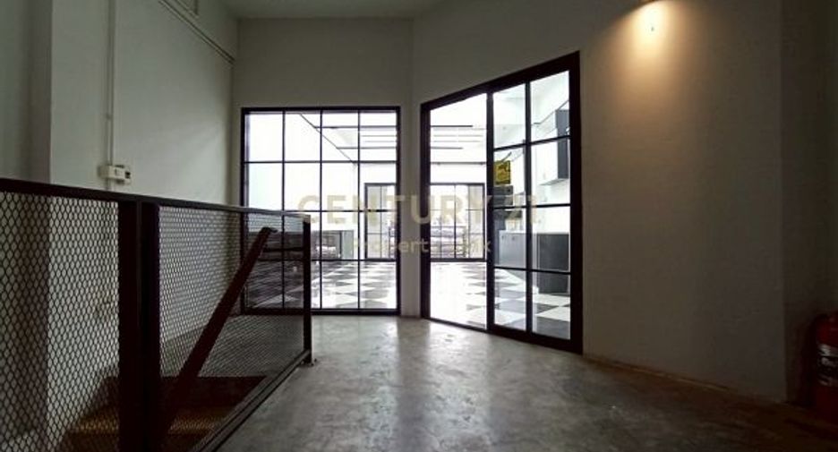 For rent and for sale 4 bedrooms retail Space in Huai Khwang, Bangkok