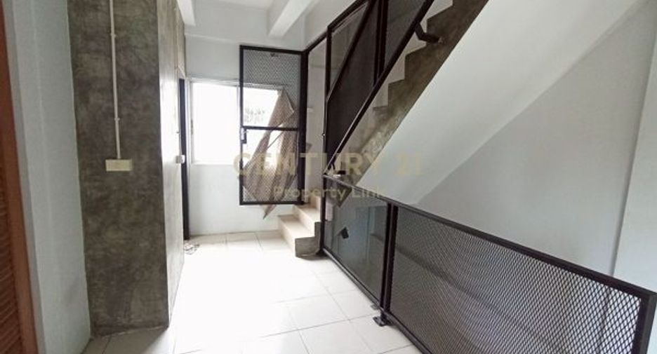For rent and for sale 4 bedrooms retail Space in Huai Khwang, Bangkok