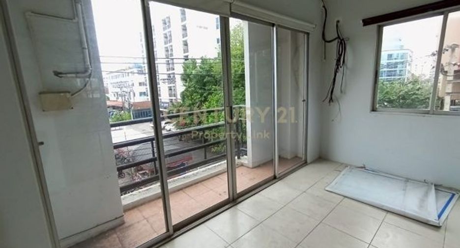 For rent and for sale 4 bedrooms retail Space in Huai Khwang, Bangkok