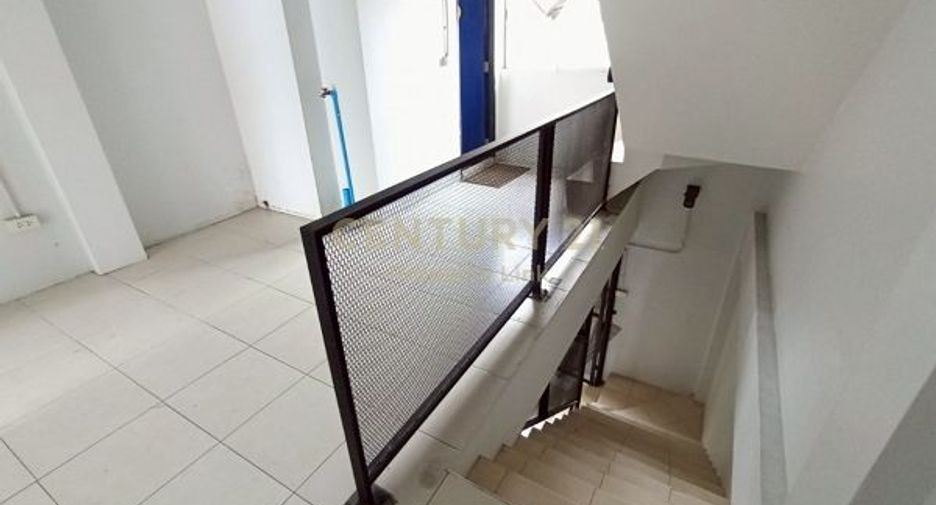 For rent and for sale 4 bedrooms retail Space in Huai Khwang, Bangkok