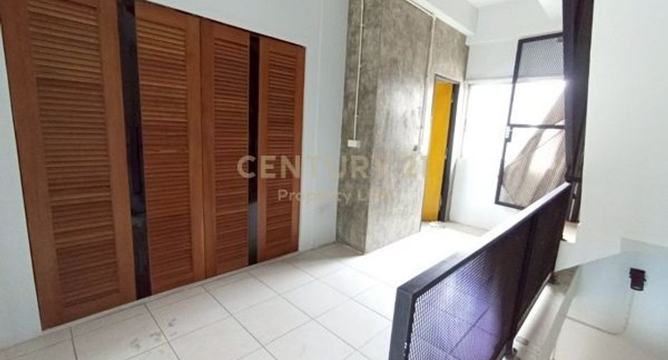 For rent and for sale 4 bedrooms retail Space in Huai Khwang, Bangkok
