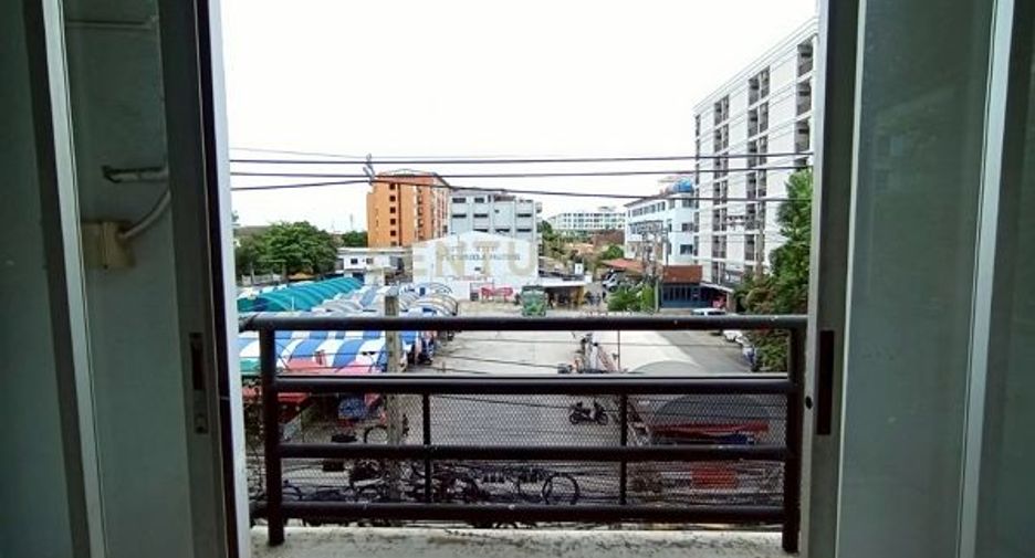 For rent and for sale 4 bedrooms retail Space in Huai Khwang, Bangkok