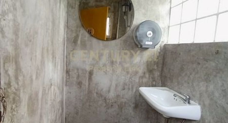 For rent and for sale 4 bedrooms retail Space in Huai Khwang, Bangkok