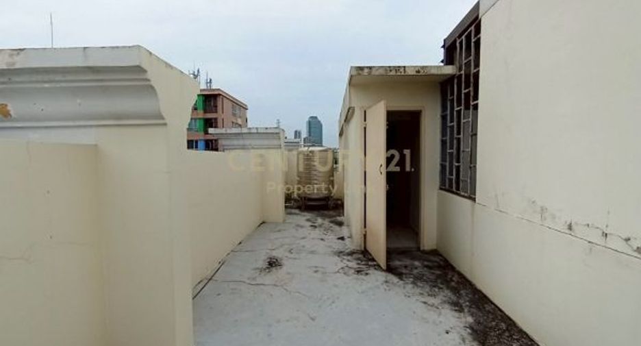 For rent and for sale 4 bedrooms retail Space in Huai Khwang, Bangkok
