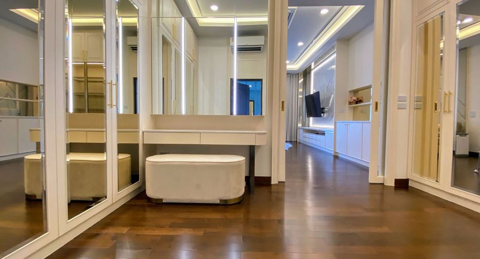 For sale 4 bedrooms house in Thawi Watthana, Bangkok