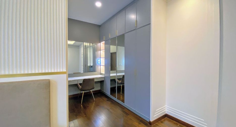 For sale 4 bedrooms house in Thawi Watthana, Bangkok