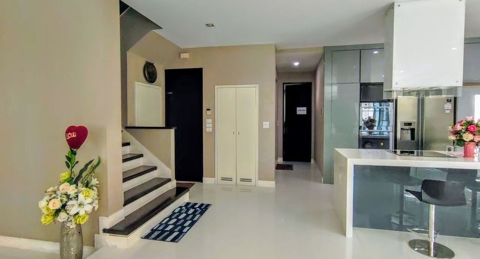 For sale 4 bedrooms house in Taling Chan, Bangkok
