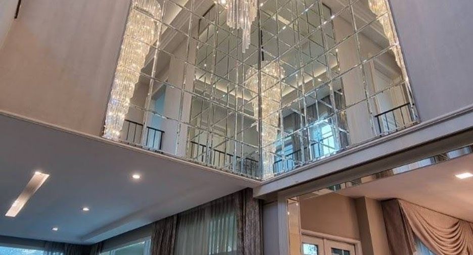 For sale 4 bedrooms house in Taling Chan, Bangkok