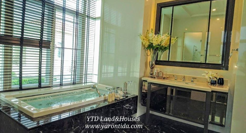 For sale 4 bedrooms house in Taling Chan, Bangkok