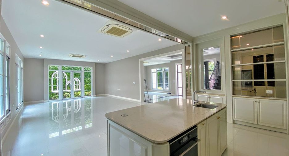 For sale 4 bedrooms house in Taling Chan, Bangkok