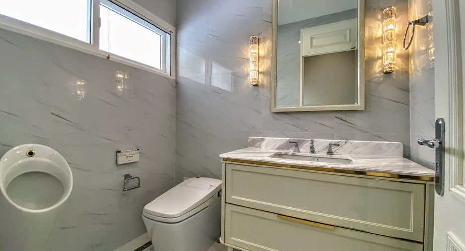 For sale 4 bedrooms house in Taling Chan, Bangkok