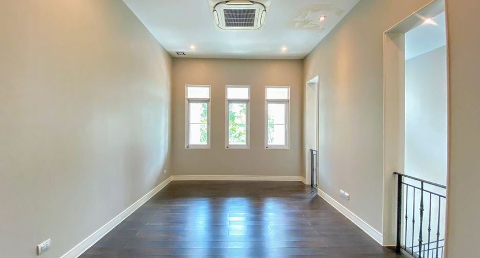 For sale 4 bedrooms house in Taling Chan, Bangkok