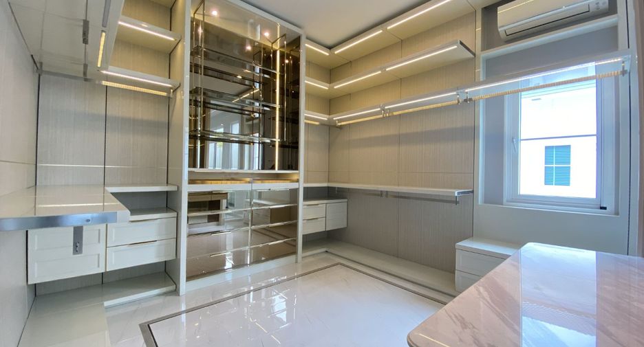 For sale 4 bedrooms house in Taling Chan, Bangkok