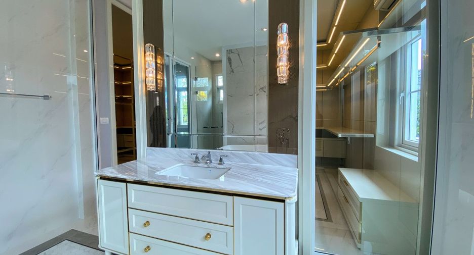 For sale 4 bedrooms house in Taling Chan, Bangkok