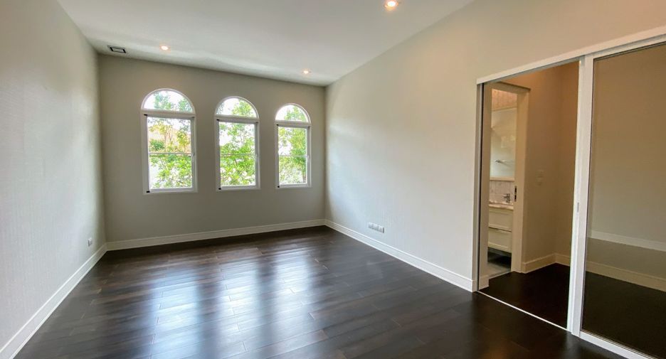 For sale 4 bedrooms house in Taling Chan, Bangkok