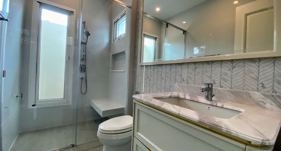 For sale 4 bedrooms house in Taling Chan, Bangkok