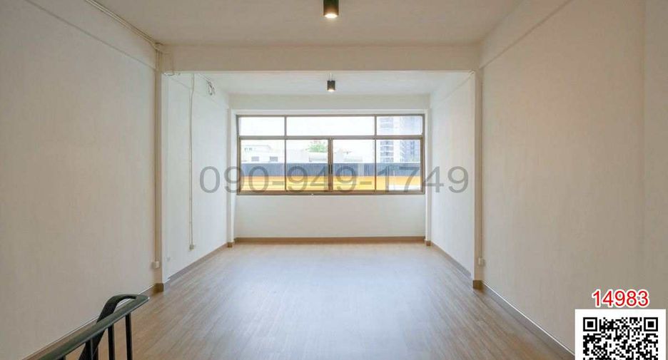 For rent 3 bedrooms retail Space in Bang Kapi, Bangkok