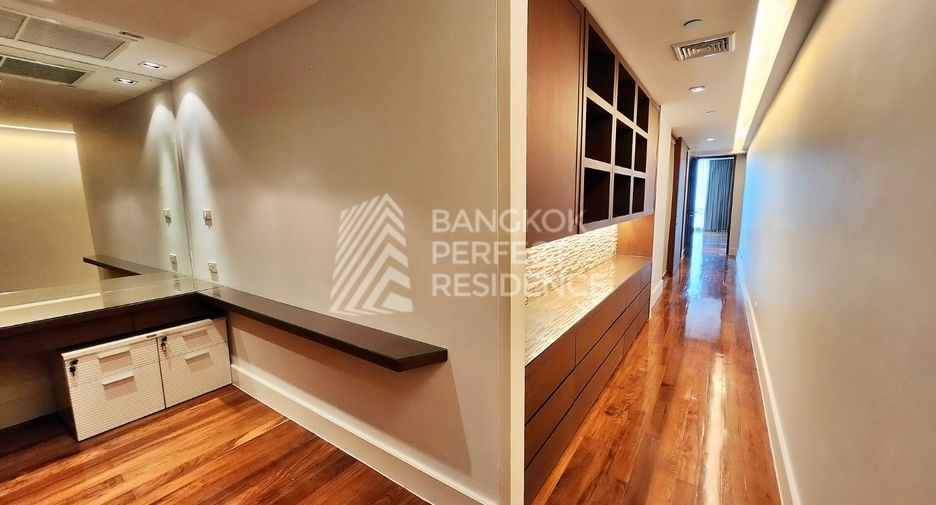For sale 3 bedrooms condo in Khlong Toei, Bangkok
