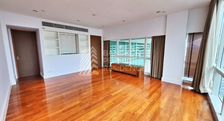 For sale 3 bedrooms condo in Khlong Toei, Bangkok