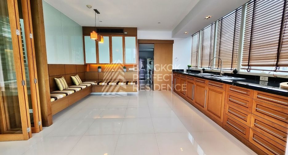 For sale 3 bedrooms condo in Khlong Toei, Bangkok