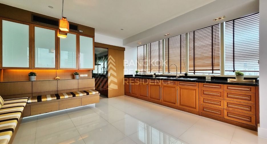 For sale 3 bedrooms condo in Khlong Toei, Bangkok