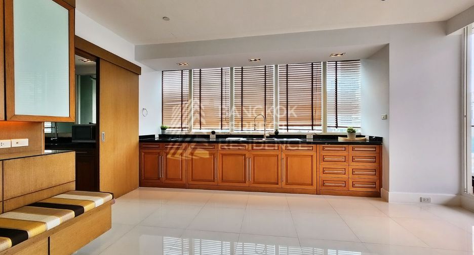 For sale 3 bedrooms condo in Khlong Toei, Bangkok