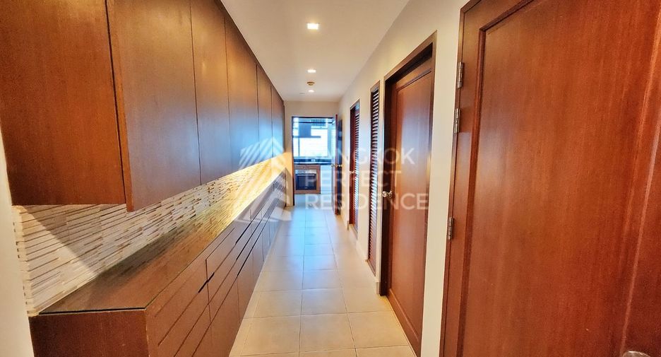 For sale 3 bedrooms condo in Khlong Toei, Bangkok