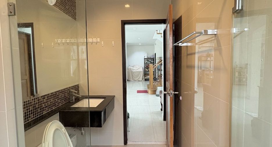 For sale 4 bedrooms house in Thawi Watthana, Bangkok