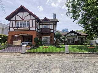 Haus zum Kauf mit 4 Zimmer in Phra Khanong, Bangkok