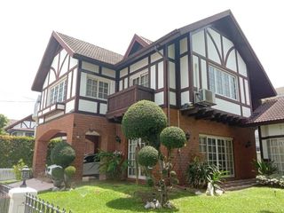 Haus zum Kauf mit 4 Zimmer in Phra Khanong, Bangkok