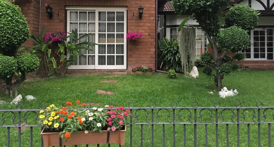 Haus zum Kauf mit 4 Zimmer in Phra Khanong, Bangkok