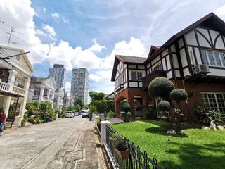 Haus zum Kauf mit 4 Zimmer in Phra Khanong, Bangkok