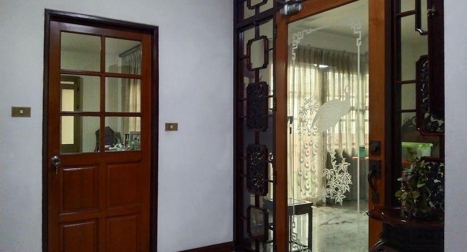 Haus zum Kauf mit 4 Zimmer in Phra Khanong, Bangkok
