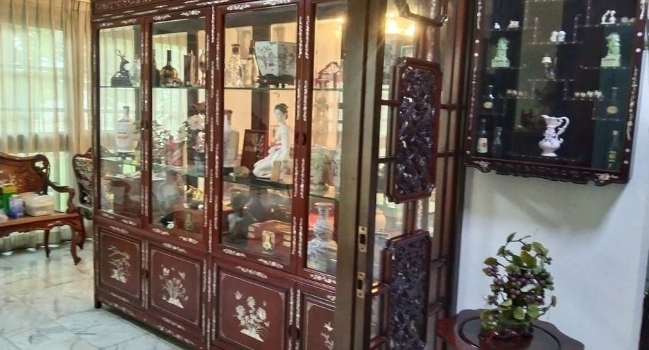Haus zum Kauf mit 4 Zimmer in Phra Khanong, Bangkok