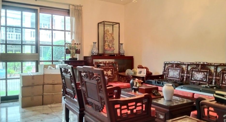 Haus zum Kauf mit 4 Zimmer in Phra Khanong, Bangkok