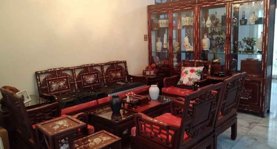 Haus zum Kauf mit 4 Zimmer in Phra Khanong, Bangkok