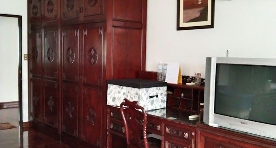 Haus zum Kauf mit 4 Zimmer in Phra Khanong, Bangkok